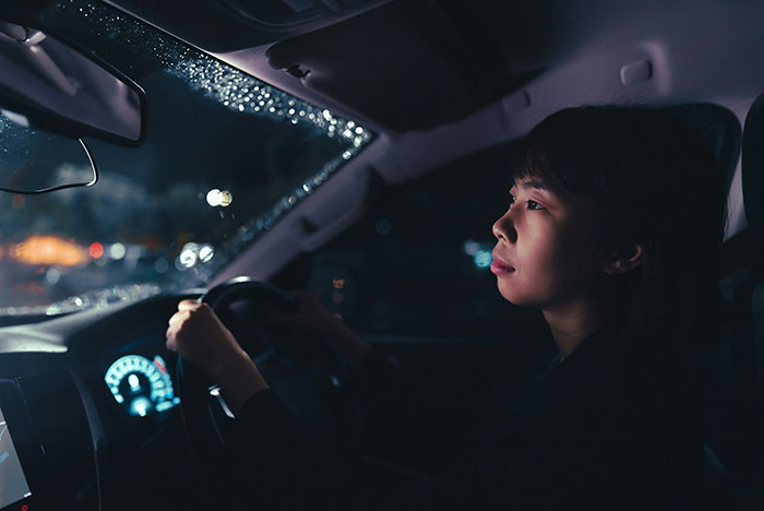 Persona conduciendo de noche, reflejando una decisión espontánea que cambió su vida para seguir viva.