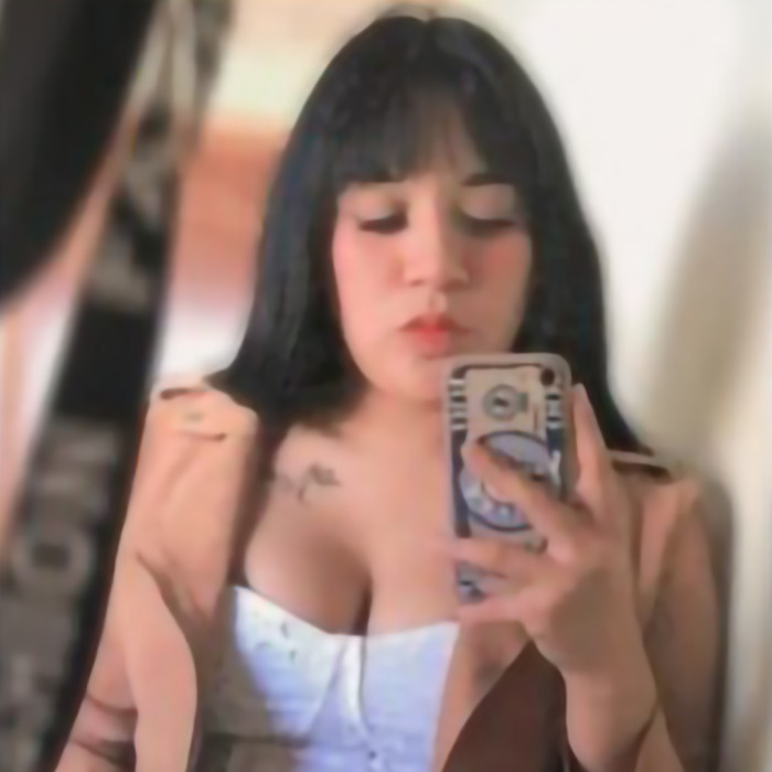 Mujer joven en espejo, relacionada con estudiantes desaparecidos en un destino turístico de México.