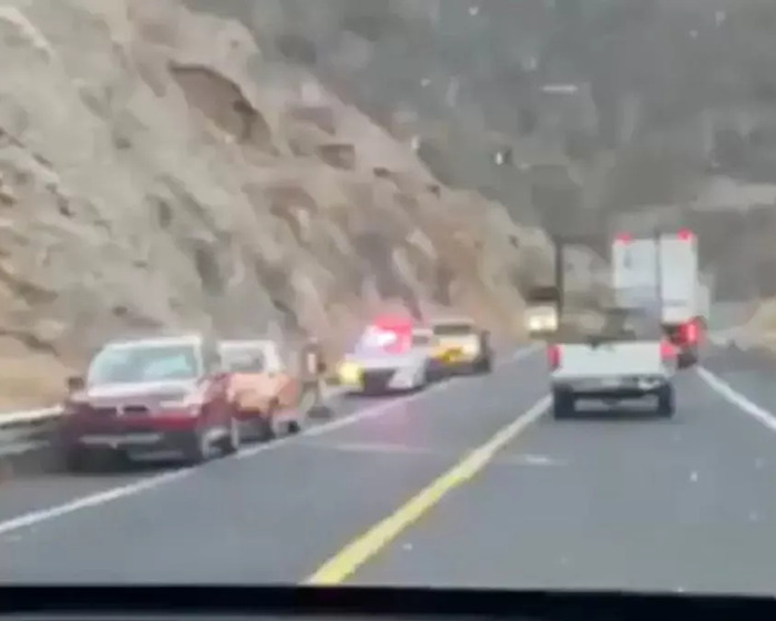 Vehículos policiales en carretera de un punto turístico mexicano, tras desaparición de estudiantes.