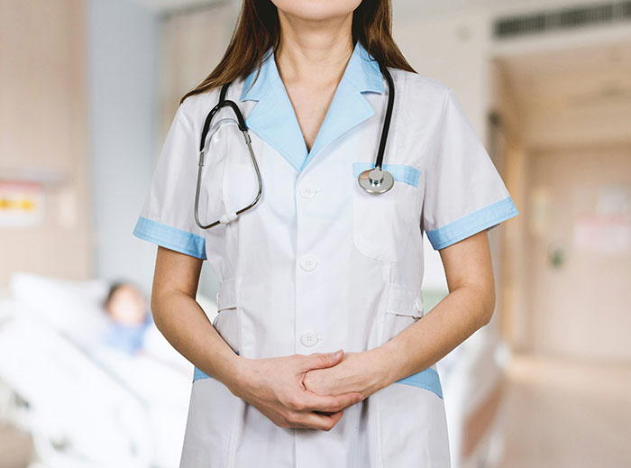 Médico en uniforme blanco con estetoscopio en hospital, simbolizando misterios del cuerpo humano.