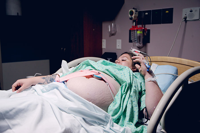 Mujer embarazada en hospital, ilustrando misterios del cuerpo humano que desconciertan a médicos.