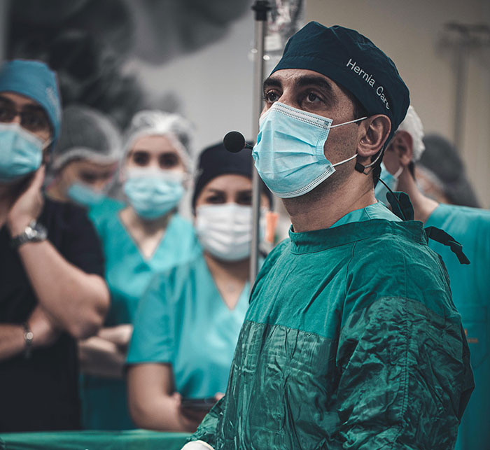 Médicos en quirófano con ropa verde y mascarillas, ilustrando misterios del cuerpo humano.