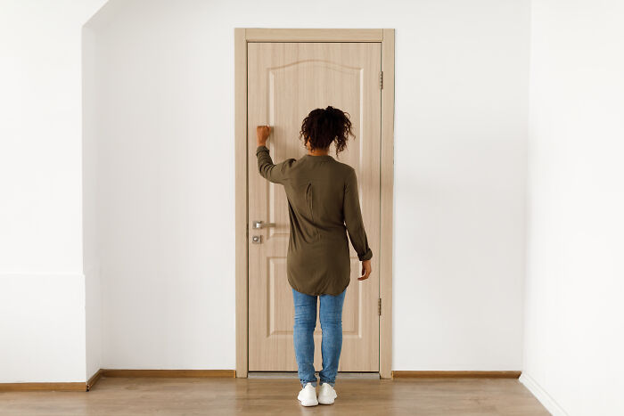 Persona llamando a una puerta cerrada, ilustrando datos útiles que podrían salvar vidas.