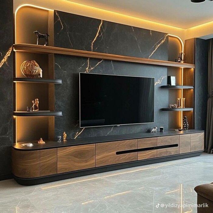 Mueble de madera moderno con estantes iluminados y televisión, mostrando habilidades en proyectos con madera.