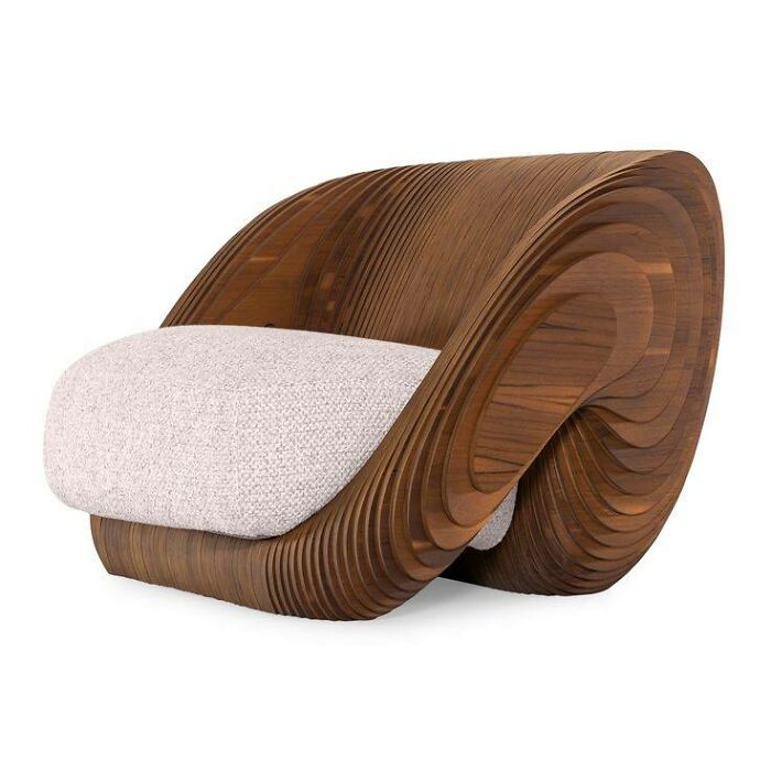 Silla moderna con diseño curvo en madera y cojín blanco que muestra habilidades con la madera en proyectos creativos.