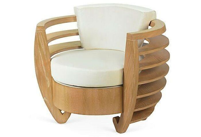 Sillón moderno de madera con diseño curvo y cojines blancos, ejemplo de habilidades en proyectos con madera.