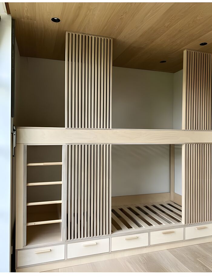 Estructura de cama y armario de madera con diseño moderno que muestra habilidades avanzadas en proyectos con madera.