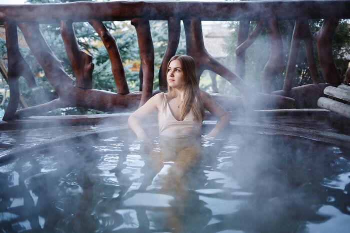 Mujer en jacuzzi rodeada de vapor, mostrando uno de los objetos aparentemente inofensivos con mucho peligro.