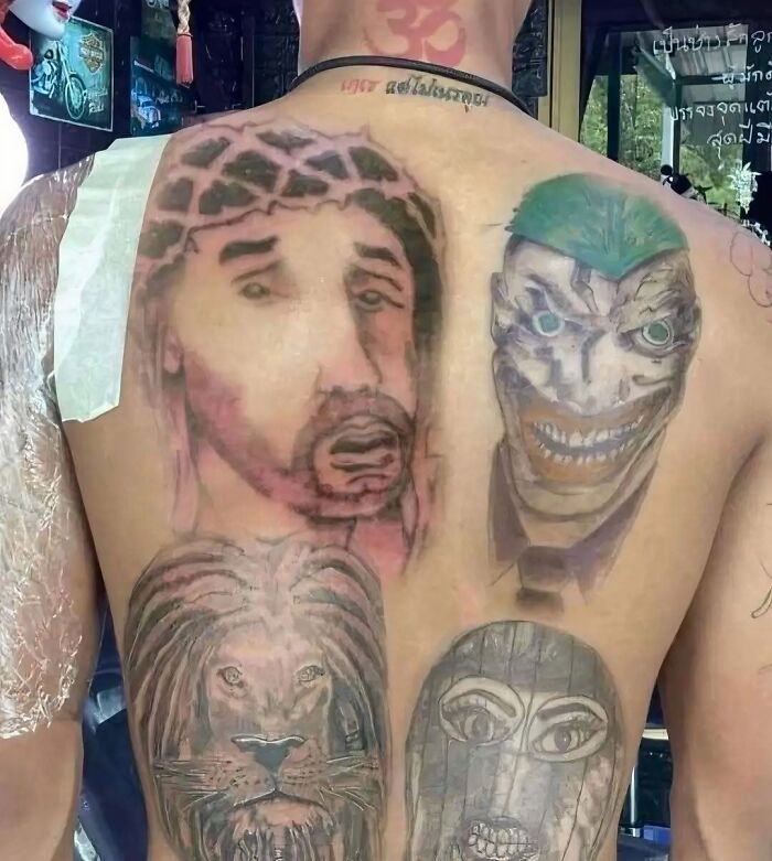 Tatuajes horribles en la espalda de una persona, con diseños de rostros y un león.