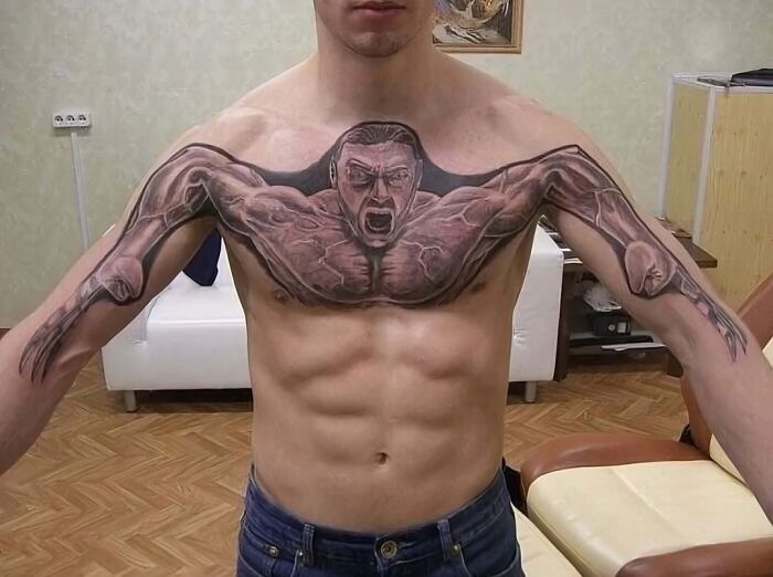 Hombre con tatuaje en el pecho, destacando diseño impresionante, pero considerado horrible por algunos.