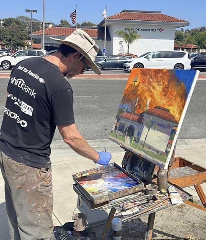 Hombre pintando una imagen de un incendio en el edificio del banco, imagen maldita difícil de explicar.