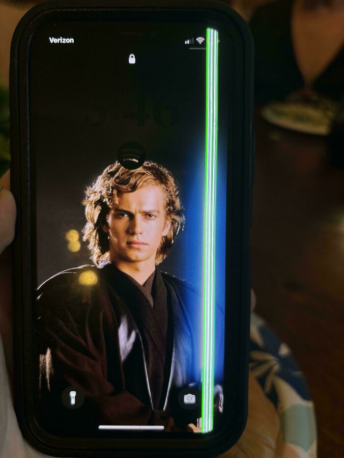 Pantalla de teléfono con imagen distorsionada y línea verde, intento fallido de reparación.