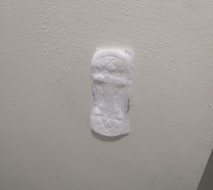 Intento de reparación con un producto inusual en la pared, mostrando un error en el arreglo.
