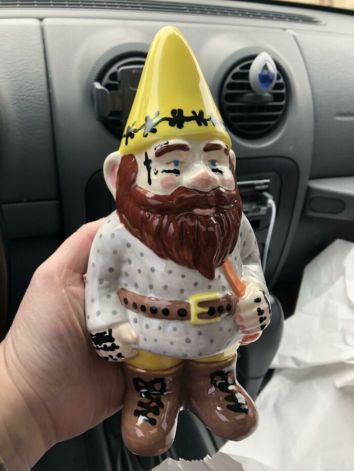 Gnomos divertidos sostenidos por un marido gracioso en un coche.
