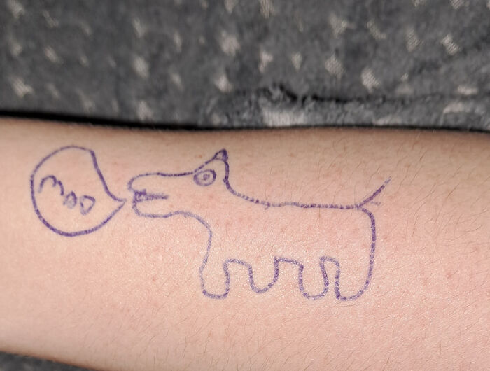Dibujo divertido en un brazo: un animal dice "moo". Perfecto ejemplo de novios y maridos que hacen reír.