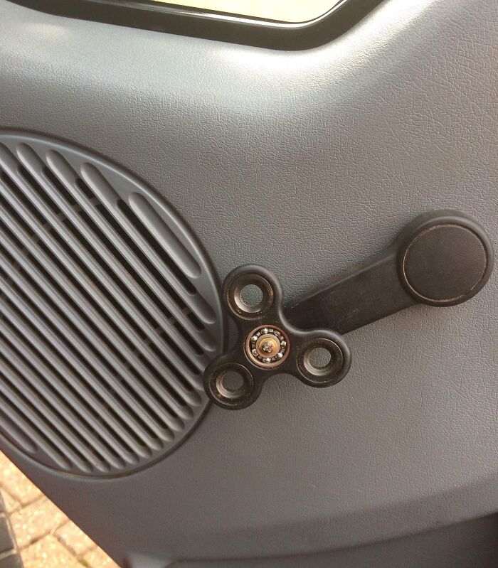Manija de ventana de auto reparada con spinner, resultado ingenioso pero inusual.