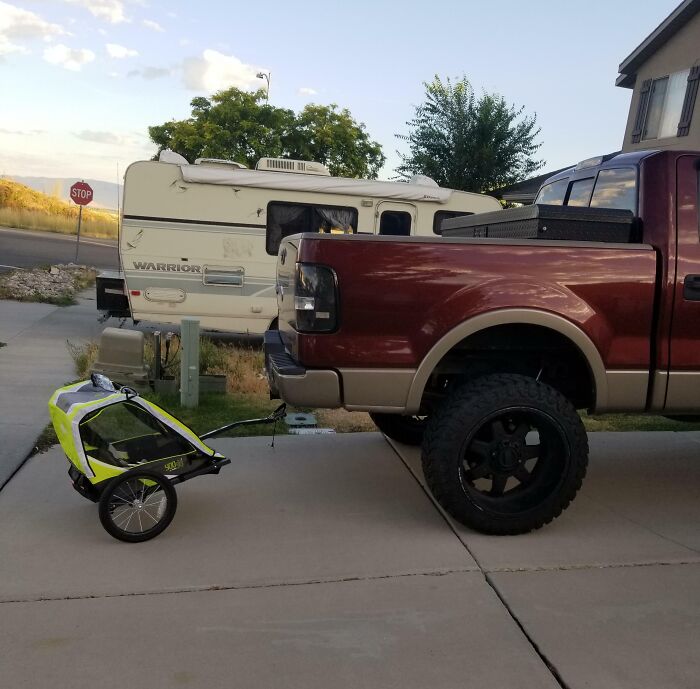 Remolque pequeño enganchado a una gran camioneta en un divertido contraste.
