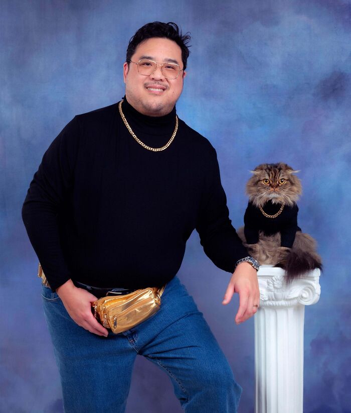 Hombre y gato vistiendo prendas similares, ambos con collares dorados, creando una imagen divertida.