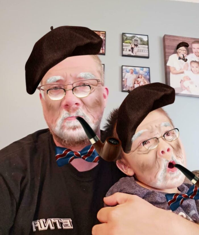 Padre e hijo con filtros divertidos, gorra y pipa, mostrando el humor de novios y maridos graciosos.