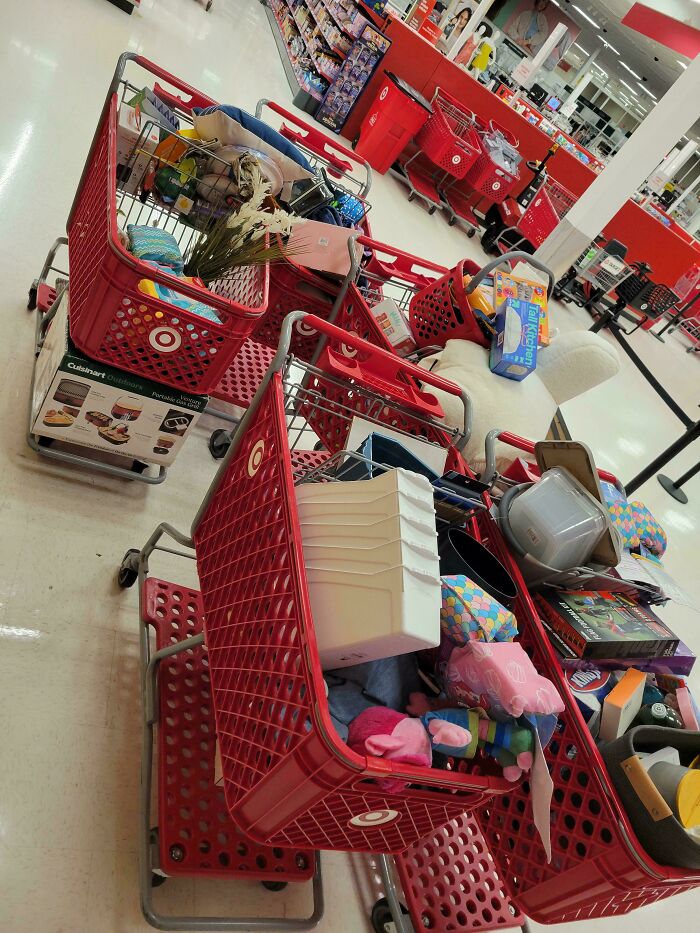 Carritos de supermercado llenos y desordenados mostrando ignorancia sobre normas básicas de educación en lugar público.
