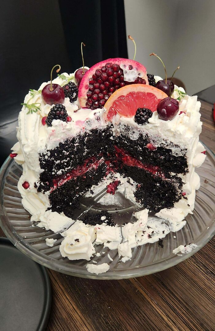 Pastel de chocolate con crema, frutas frescas y granada, ejemplo de repostería llevada a otro nivel en presentación y sabor.