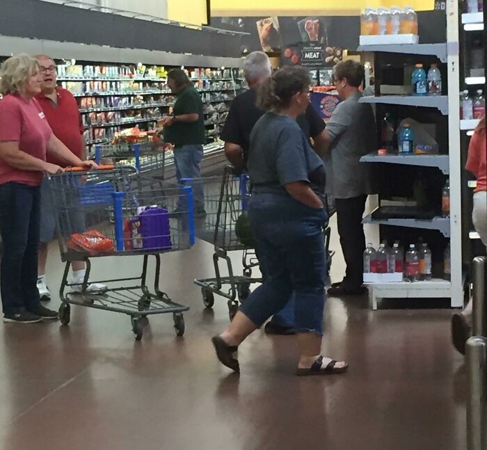 Personas en supermercado ignorando normas básicas de educación y mostrando falta de vergüenza en espacio público.