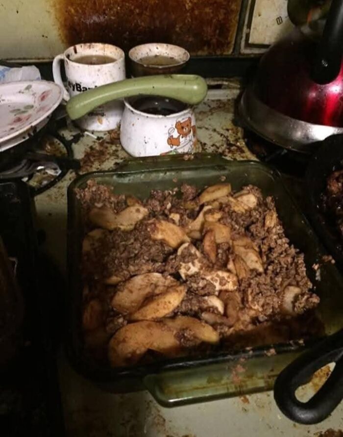 Comida en mal estado con suciedad visible en cocina descuidada, causando asco y rechazo entre personas.
