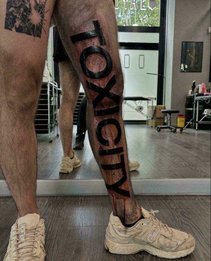 Tatuaje en pierna con palabra mal escrita en gran tamaño, ejemplo claro de tatuajes que fueron una mala elección.