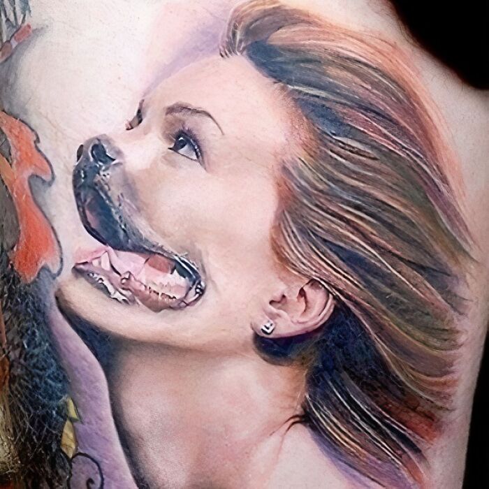 Tatuaje con mezcla inusual de cara humana y hocico de perro, ejemplo de tatuajes horribles que no se notan.
