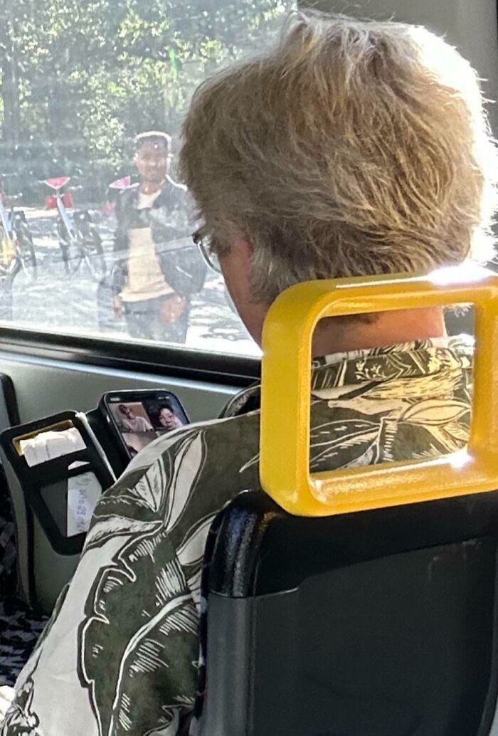 Hombre en transporte público usando teléfono móvil sin respetar normas básicas de educación ni vergüenza alguna.