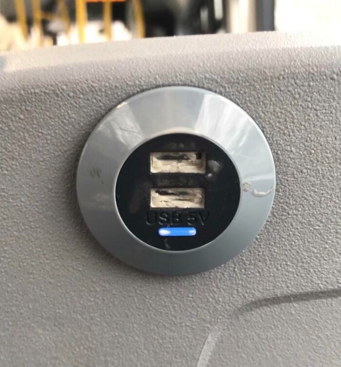 Puerto USB dañado en espacio público que muestra ignorancia y falta de normas básicas de educación y respeto.