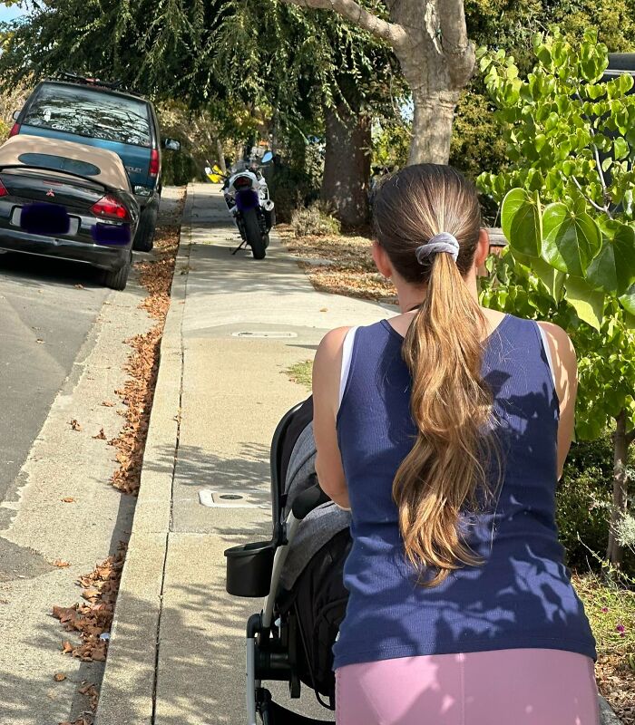 Mujer con carro de bebé bloquea la acera, ejemplo de ignorantes sin respeto a las normas básicas de educación pública.