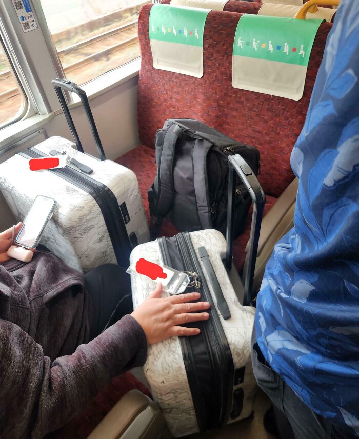 Persona ocupando dos asientos en transporte público con maletas, mostrando falta de respeto a normas básicas de educación.