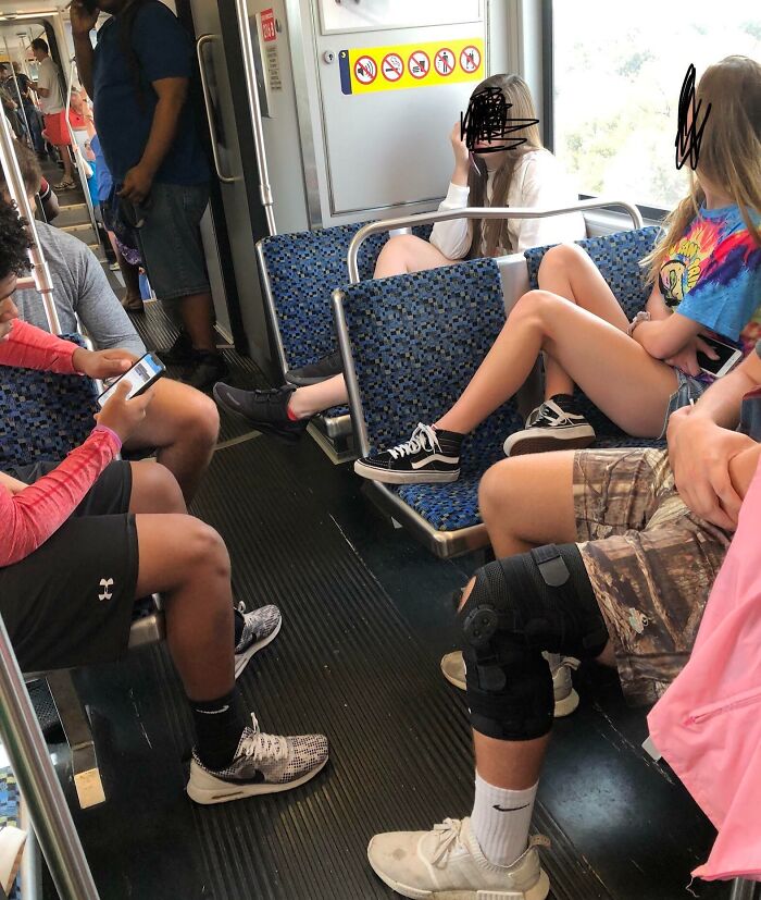 Jóvenes en transporte público mostrando falta de normas básicas de educación y respeto hacia los demás pasajeros.