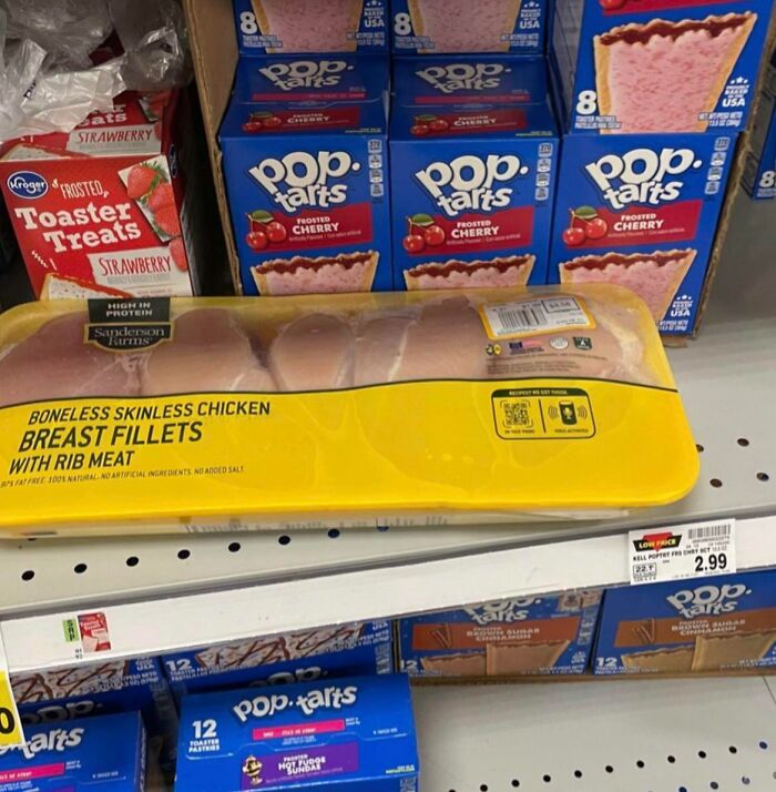 Pechugas de pollo crudas colocadas sobre cajas de Pop-Tarts en estante de supermercado, ignorando normas básicas.