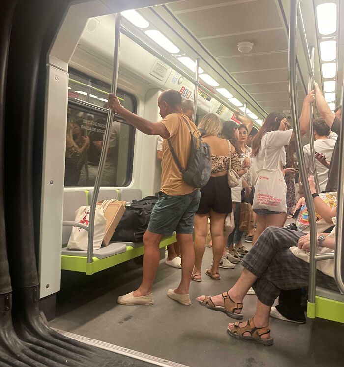 Personas en transporte público mostrando ignorancia y falta de normas básicas de educación y respeto en un espacio cerrado.