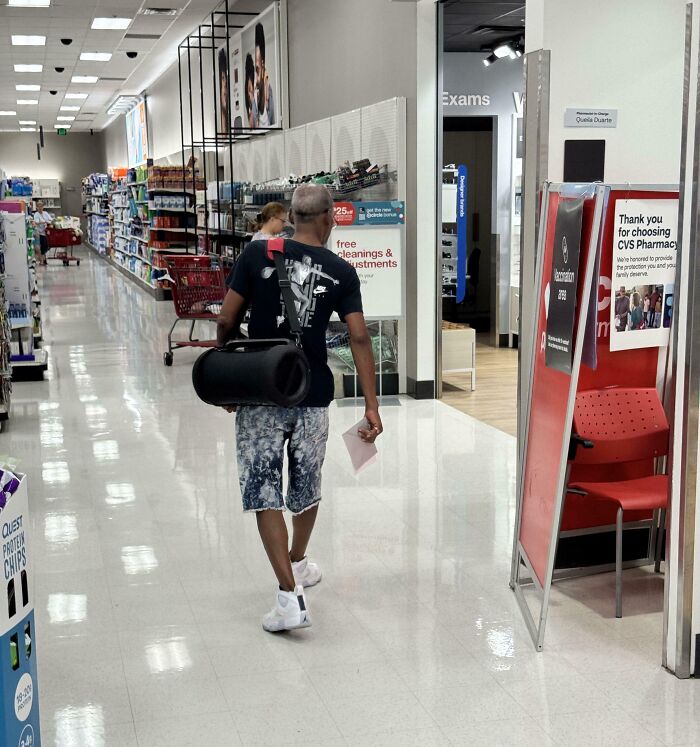 Hombre en tienda mostrando ignorancia sobre normas básicas de educación y falta de vergüenza en espacio público.
