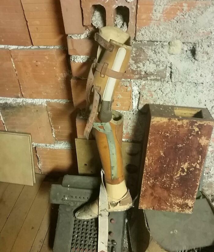 Prótesis antigua y oxidada hallada en casa vieja tras mudanza, provocando miedo y sorpresa a los nuevos habitantes.