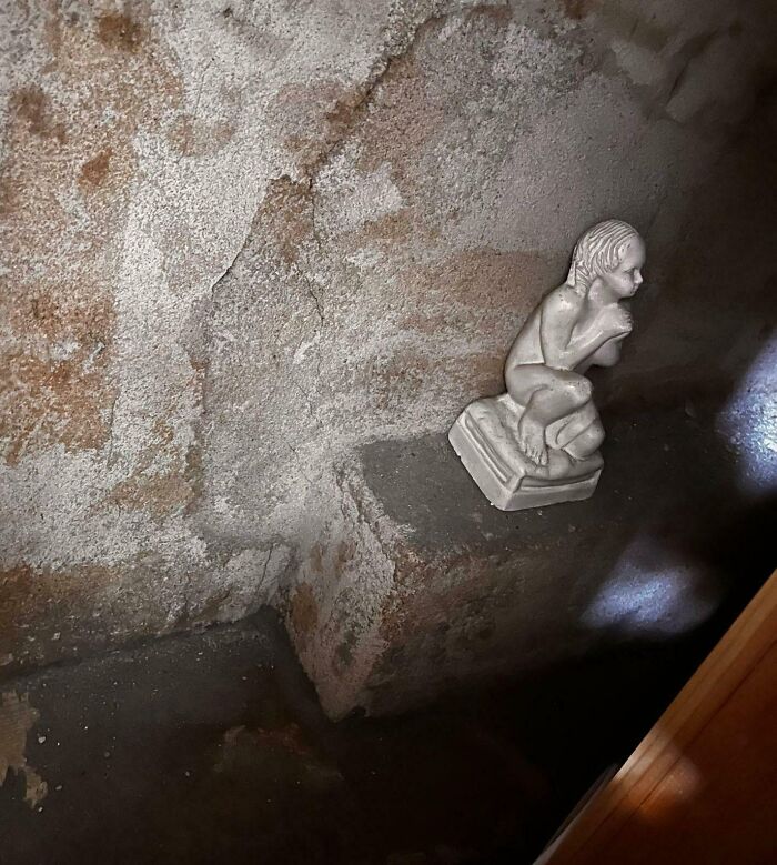 Figura antigua en casa nueva con sorpresa, detalle que asustó a 35 personas tras mudarse.