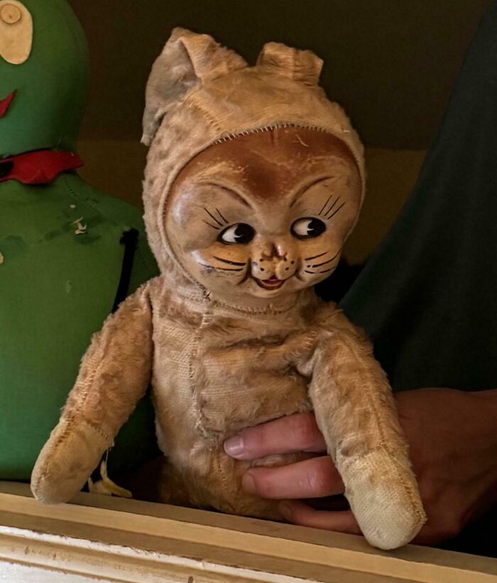 Muñeco antiguo con rostro de gato en casa nueva, generando sorpresa y miedo a las personas que se mudaron.