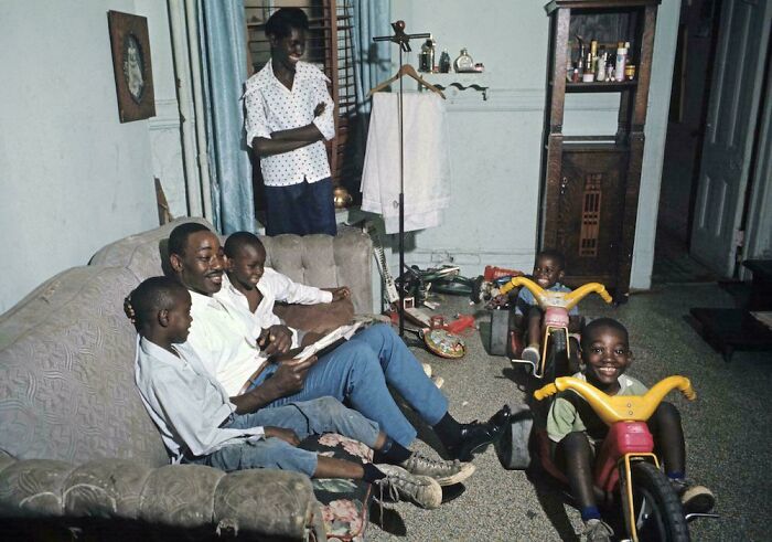 Familia disfrutando momentos en casa, imagen emblemática de fotos de hace décadas con valor histórico y emocional.