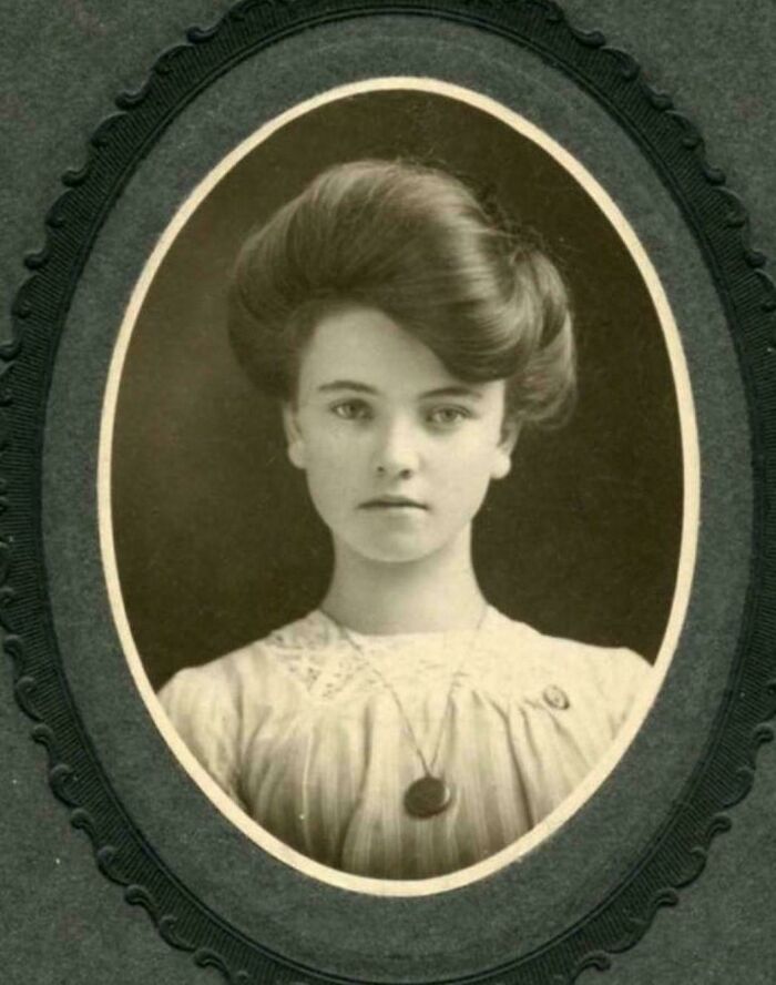 Foto en blanco y negro de hace décadas con retrato de mujer joven, ejemplo de fotos históricas elocuentes y memorables.