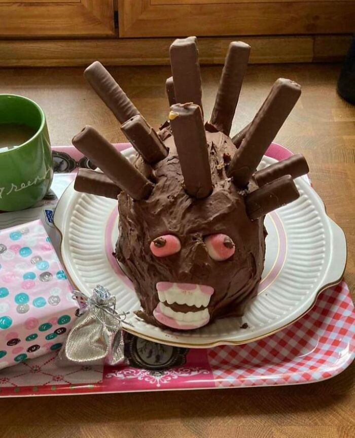 Pastel con chocolate y dulces con forma extraña en cocina, ejemplo divertido para personas que llevan un día peor que el tuyo.