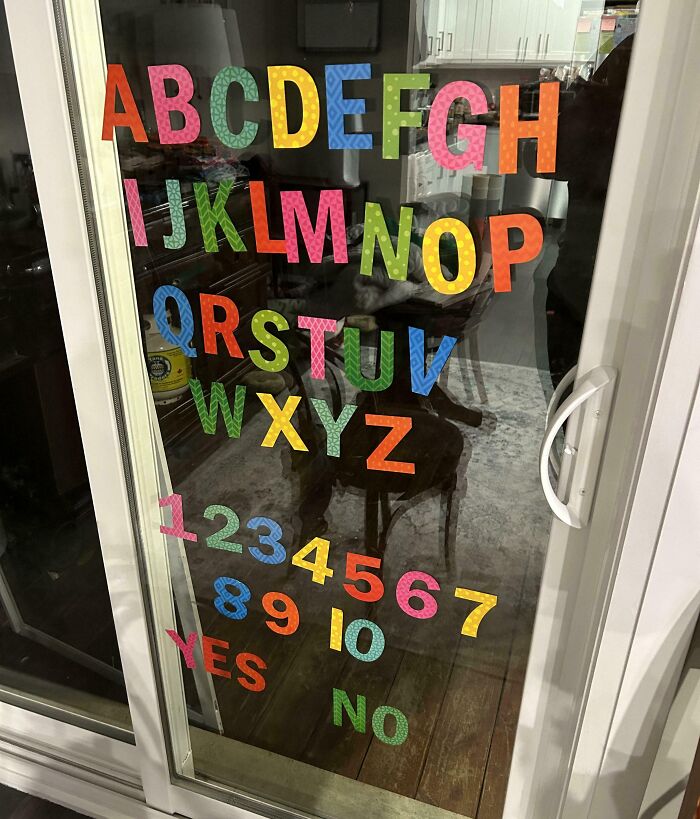 Letras y números de colores pegados en puerta de vidrio, con mensaje sí y no, para 30 personas que llevan un día peor.