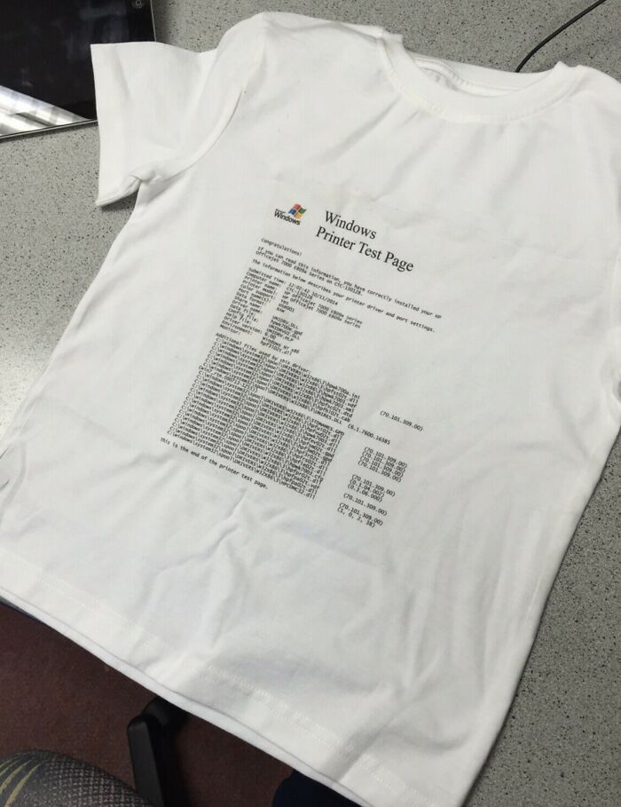 Camiseta blanca con impresión humorística de página de prueba de impresora Windows, personas con un día peor que el tuyo.
