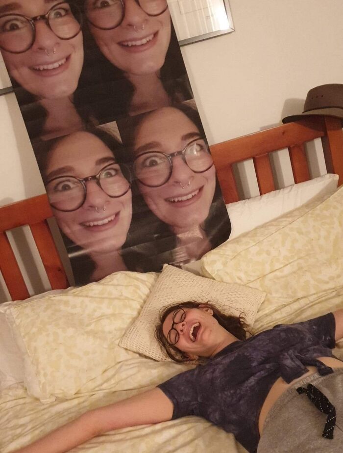 Persona acostada en cama riendo con cartel de su cara detrás, imagen para 30 personas día peor que el tuyo.
