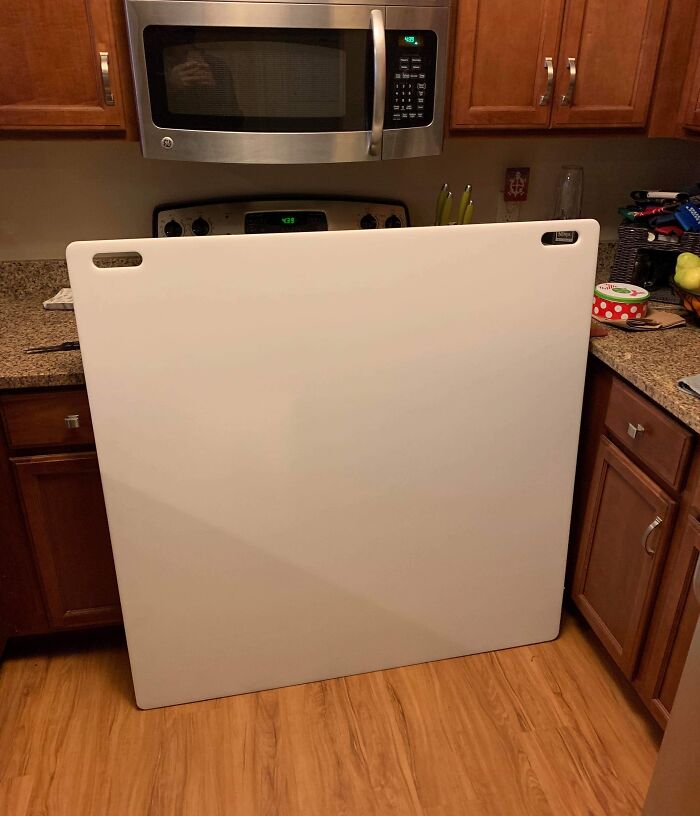 Tabla de cortar extra grande que parece ocupar toda la cocina, ilustrando personas con un día peor que el tuyo.