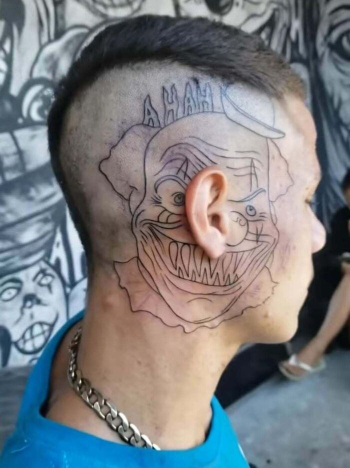 Tatuaje de payaso en la cabeza de un hombre con diseño poco detallado, ejemplo de tatuajes que fueron una mala elección.