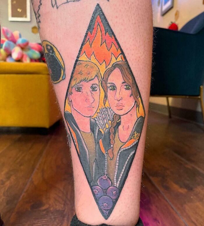 Tatuaje colorido en pierna con dos personajes al estilo dibujo, ejemplo de tatuajes que fueron una mala elección.