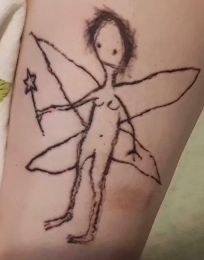 Tatuaje de hada mal realizado con líneas irregulares y aspecto amateur en piel, ejemplo de malas elecciones en tatuajes.
